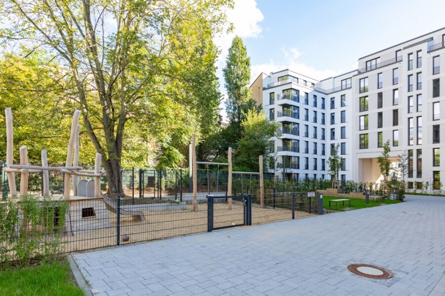 City Comfort: Unique 2-Room Home with Balcony between Ku’damm & Potsdamer Platz - Bild